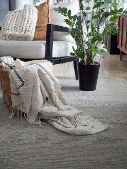 Mattokymppi Oy ANNA Villamatto 17 Mattokymppi Oy ANNA Villamatto -säilytyshuonekalukauppa Anna matto harmaa milj 1