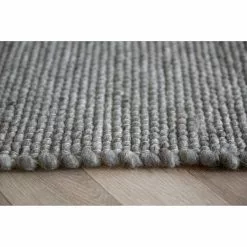 Rowico AB AUCKLAND Villamatto 11 Rowico AB AUCKLAND Villamatto -säilytyshuonekalukauppa Auckland matto harmaa detalj1