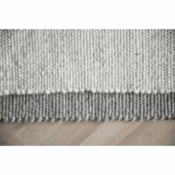 Rowico AB AUCKLAND Villamatto 13 Rowico AB AUCKLAND Villamatto -säilytyshuonekalukauppa Auckland matto harmaa luonnonvalkoinen detalj1
