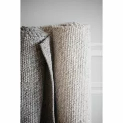 Rowico AB AUCKLAND Villamatto 14 Rowico AB AUCKLAND Villamatto -säilytyshuonekalukauppa Auckland matto harmaa luonnonvalkoinen milj1