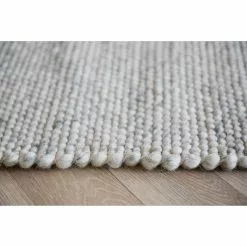 Rowico AB AUCKLAND Villamatto 12 Rowico AB AUCKLAND Villamatto -säilytyshuonekalukauppa Auckland matto luonnonvalkoinen detalj1