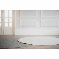 Rowico AB AUCKLAND Villamatto Pyöreä 7 Rowico AB AUCKLAND Villamatto Pyöreä -säilytyshuonekalukauppa Auckland matto pyorea harmaa luonnonvalkoinen milj2