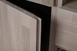 Rowico AB BROOKLYN Tv-taso 160 Cm -säilytyshuonekalukauppa Brooklyn tv taso vitriini detalj