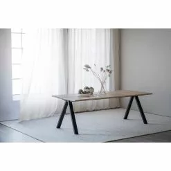 Rowico AB CARRADALE Ruokapöytä 220 X 100 Cm V-mallisilla Metallijaloilla 27 Rowico AB CARRADALE Ruokapöytä 220 X 100 Cm V-mallisilla Metallijaloilla -säilytyshuonekalukauppa Carradale ruokapoyta valkotammi musta 120320 miljoo