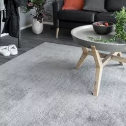 Mattokymppi Oy JULIA Plyysimatto 24 Mattokymppi Oy JULIA Plyysimatto -säilytyshuonekalukauppa Julia matto 200x290 t harmaa asuntomessut 2020 Kuvaaja Kaisu Jouppi