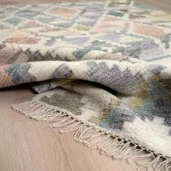 Mattokymppi Oy LEEA Villamatto 11 Mattokymppi Oy LEEA Villamatto -säilytyshuonekalukauppa Leea matto kulma2