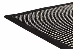 VM Carpet Oy LYYRA2 Puuvilla-paperinarumatto -säilytyshuonekalukauppa Lyyra2 matto musta detalj