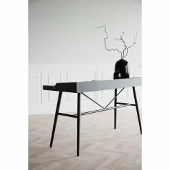 Rowico AB SPRINGDALE Työpöytä 140 Cm -säilytyshuonekalukauppa Springdale tyopoyta 119734 milj3