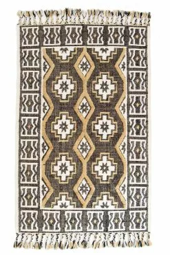 Edessä -säilytyshuonekalukauppa Suri matto musta kuosi