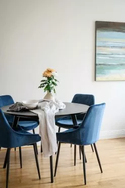 Rowico AB SIERRA Tuoli Samettiverhoilulla -säilytyshuonekalukauppa Yumi Sierra rr 1 4 pyorea musta milj